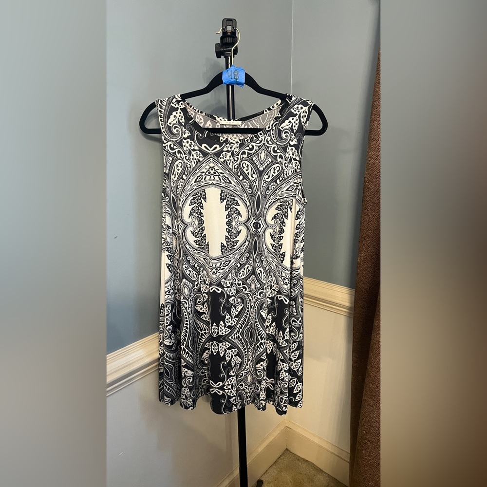 Elegant Black‎ and White Paisley Maxi Dress